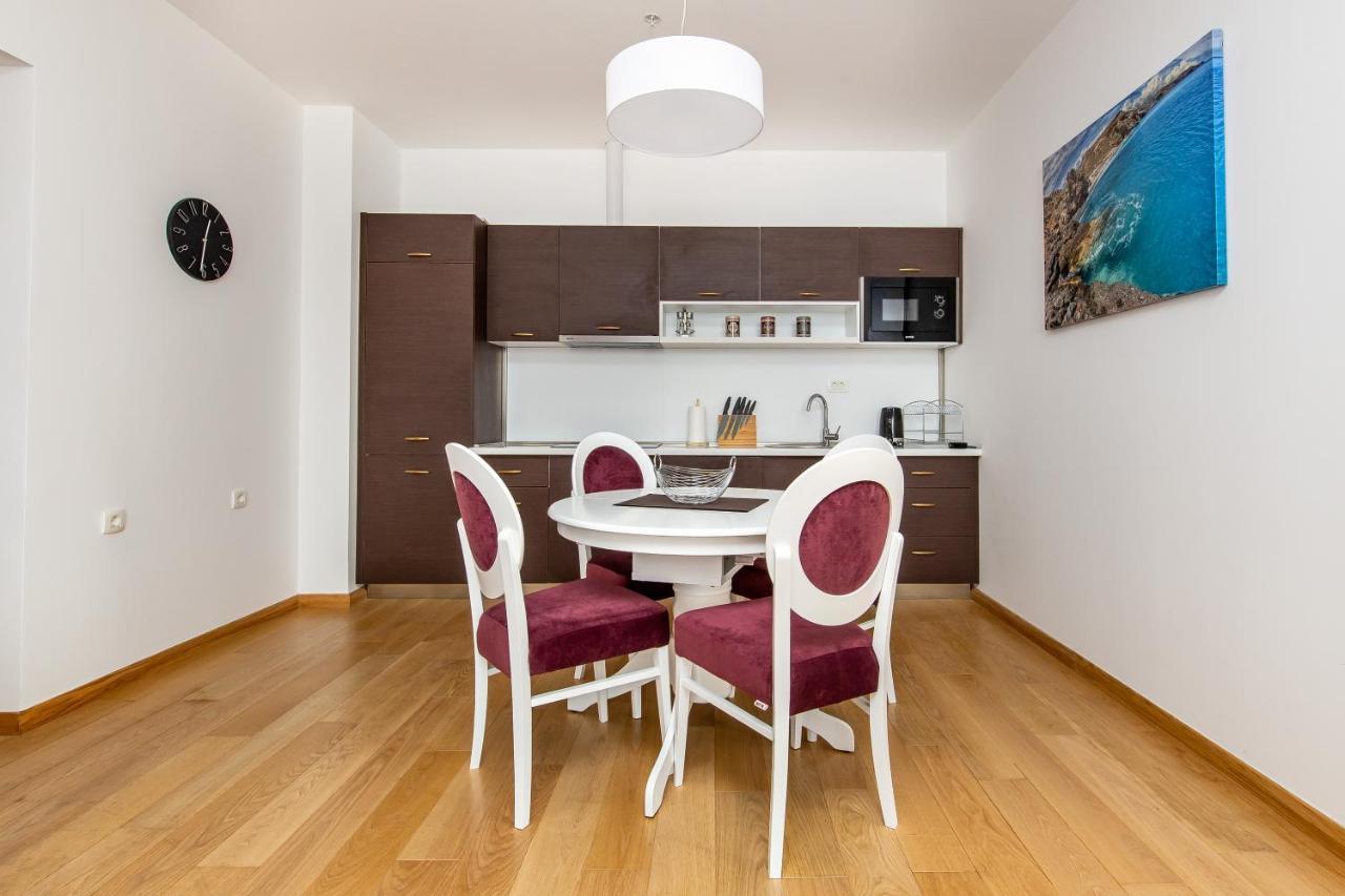 בודווה Apartments Lora In Apart-Hotel מראה חיצוני תמונה