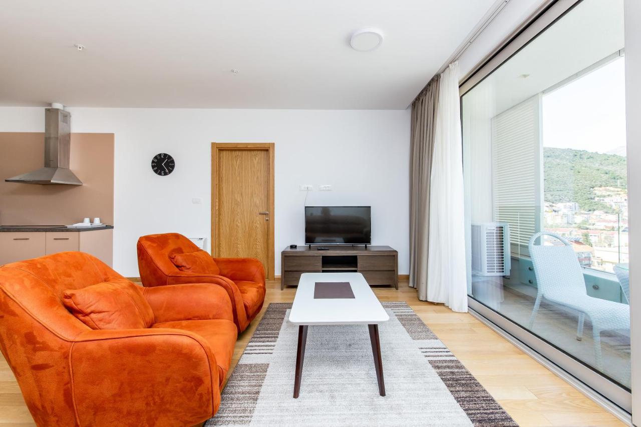 בודווה Apartments Lora In Apart-Hotel מראה חיצוני תמונה