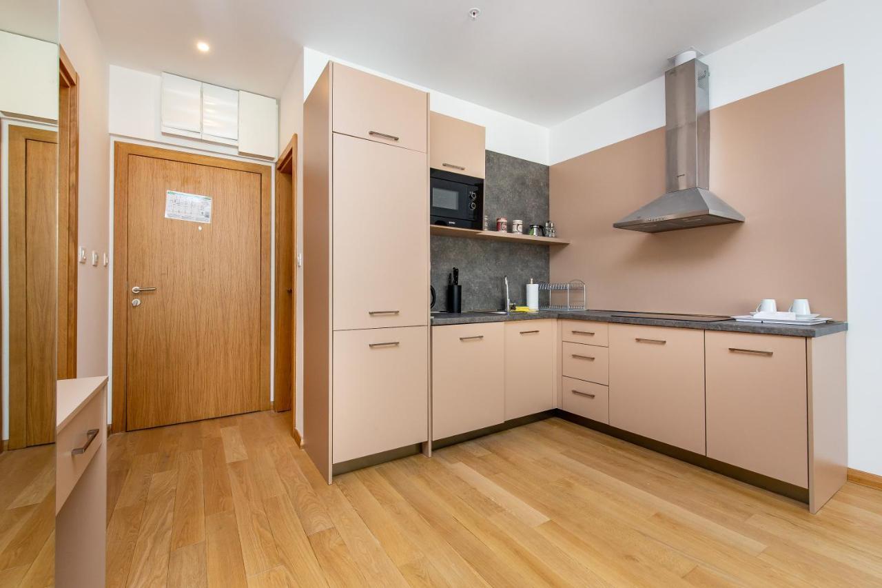בודווה Apartments Lora In Apart-Hotel מראה חיצוני תמונה