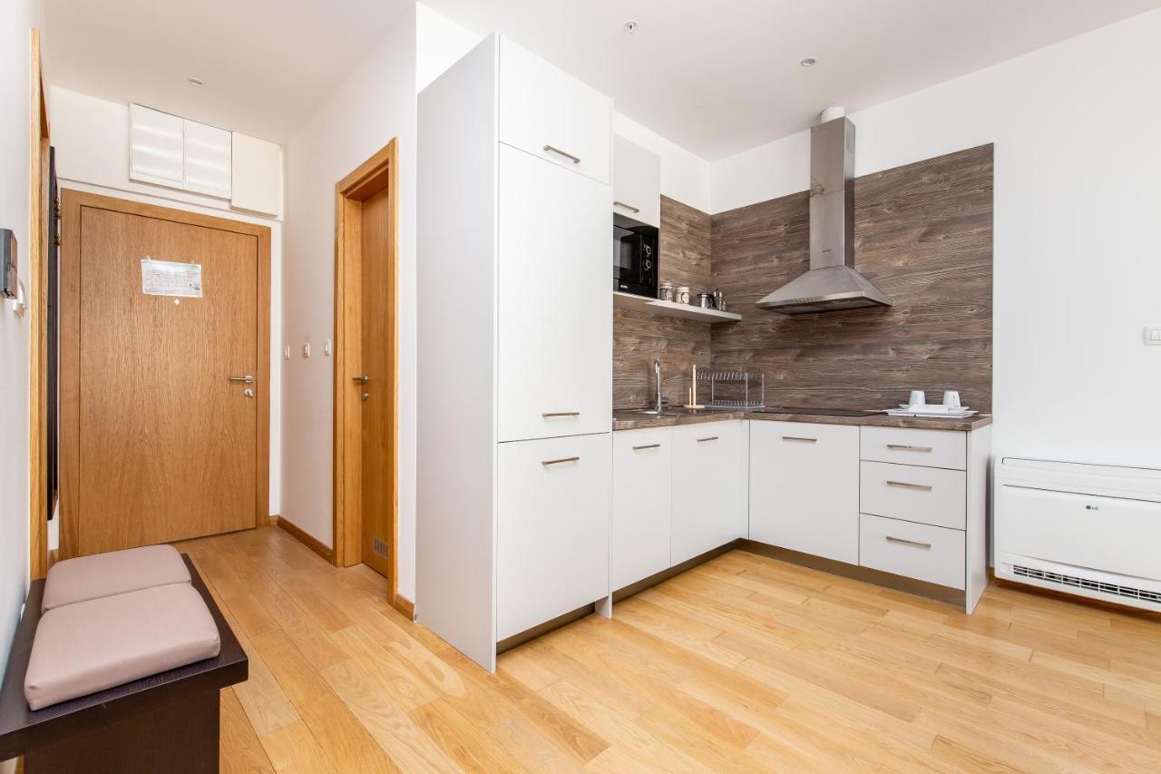 בודווה Apartments Lora In Apart-Hotel מראה חיצוני תמונה